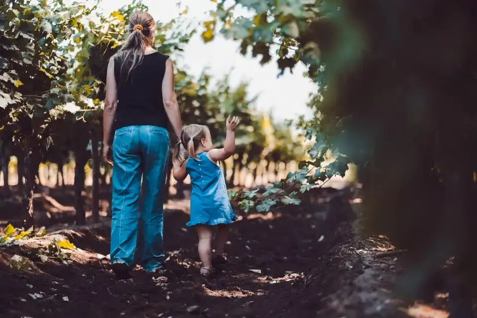 Madre e hija recorriendo el viñedo familiar