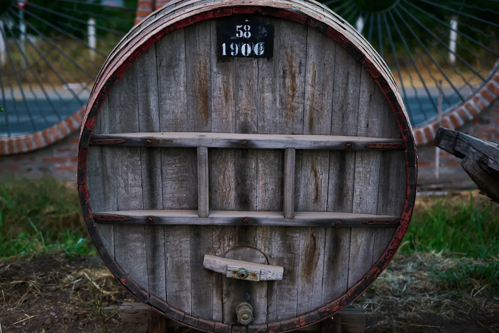 Barril de vino de roble tallado en madera, con la inscripción de 1906, símbolo del oficio artesanal