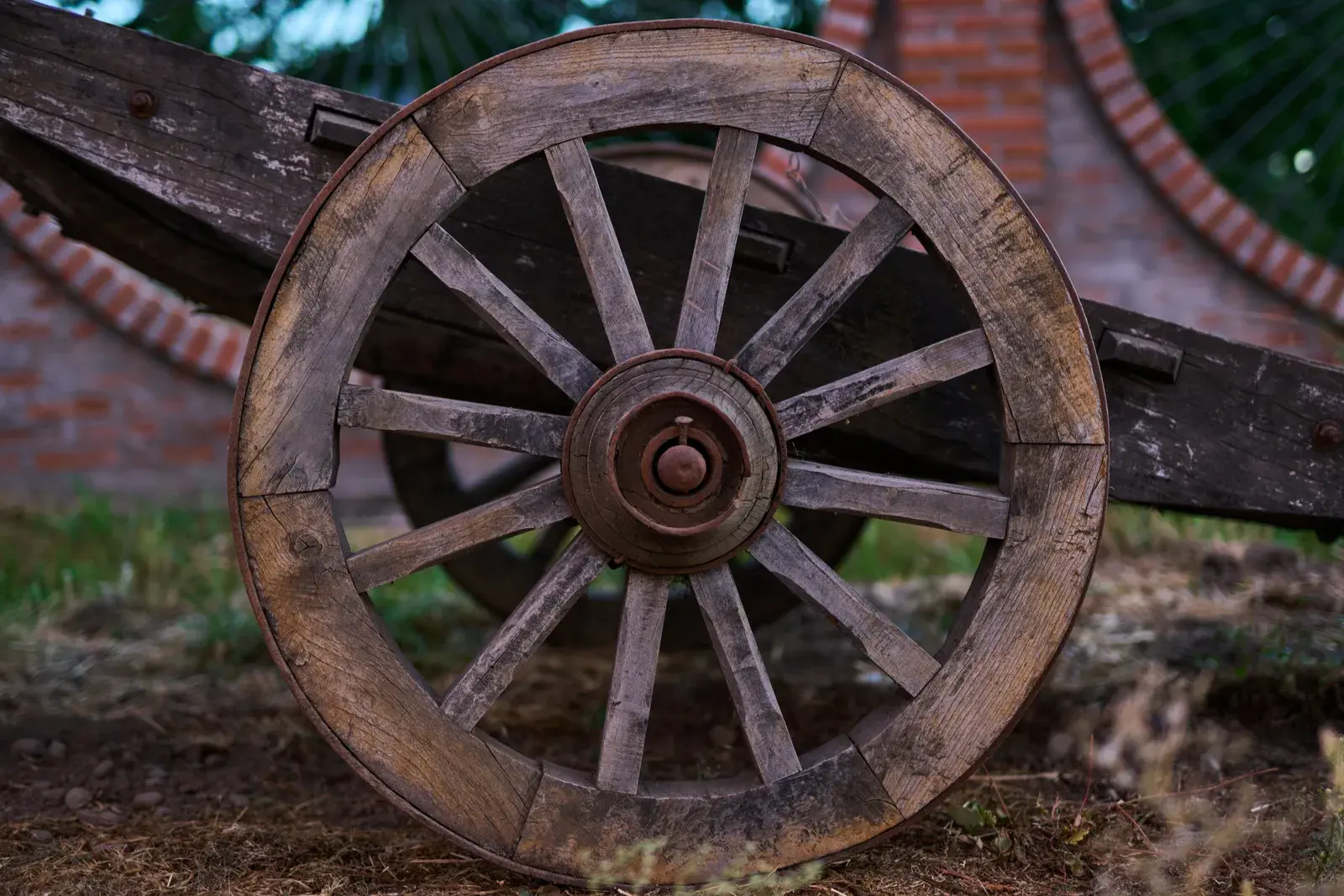 Antigua rueda de carreta de madera, un guiño a las raíces y la tradición de la viña